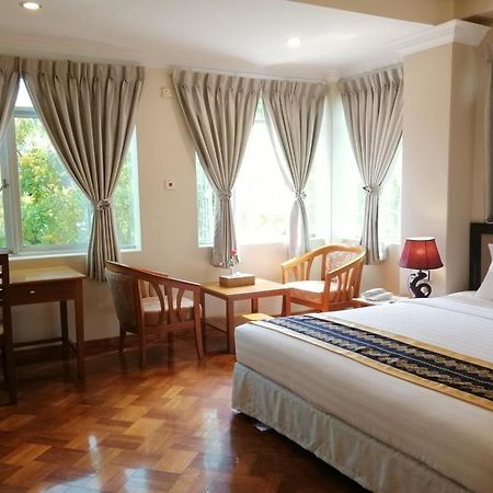 Grand Laurel Hotel Янгон Екстер'єр фото