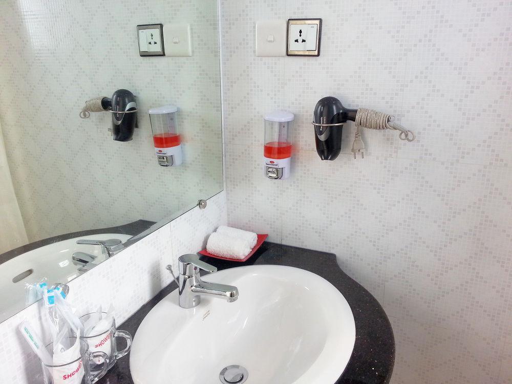 Grand Laurel Hotel Янгон Екстер'єр фото
