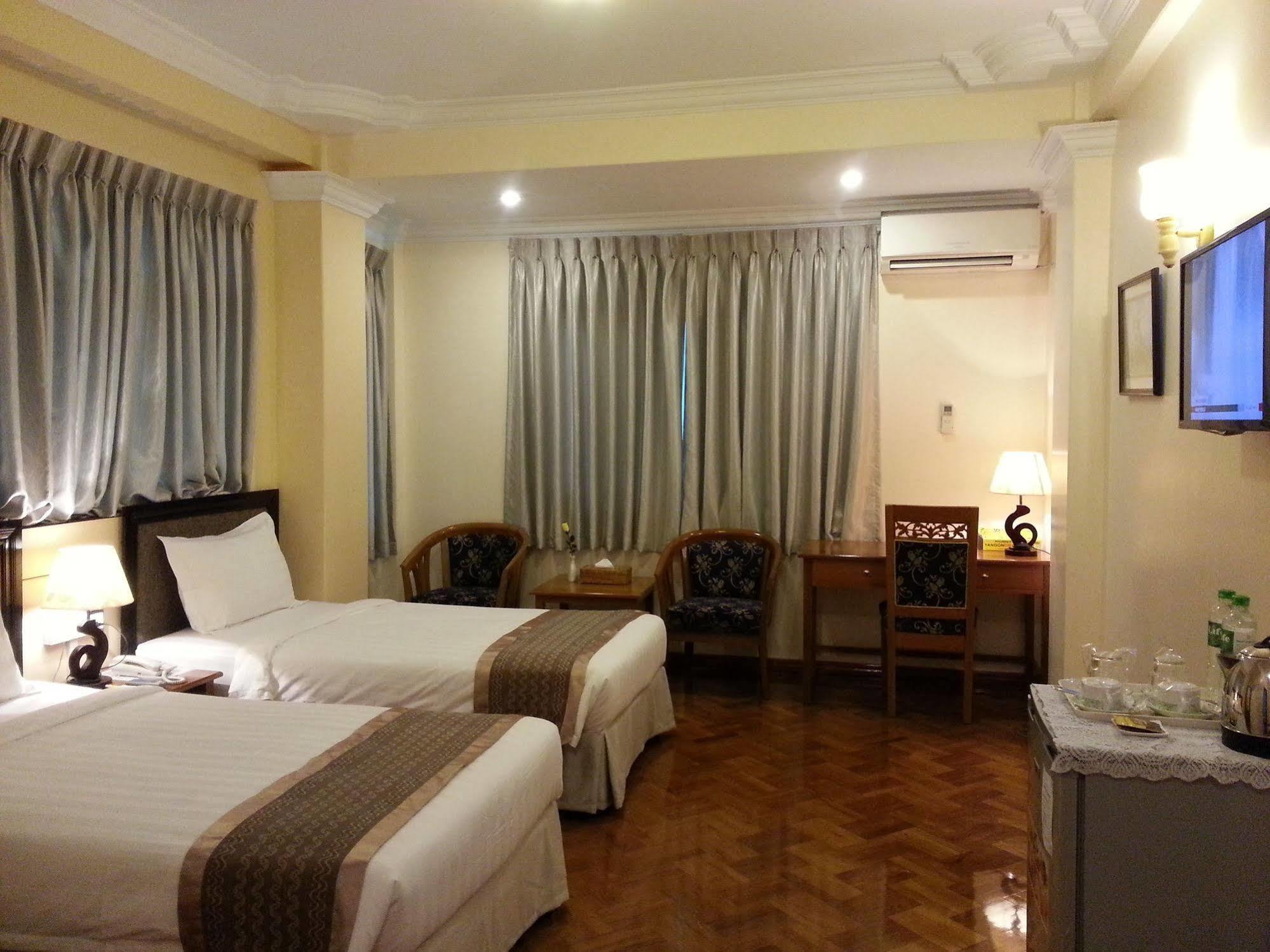 Grand Laurel Hotel Янгон Екстер'єр фото