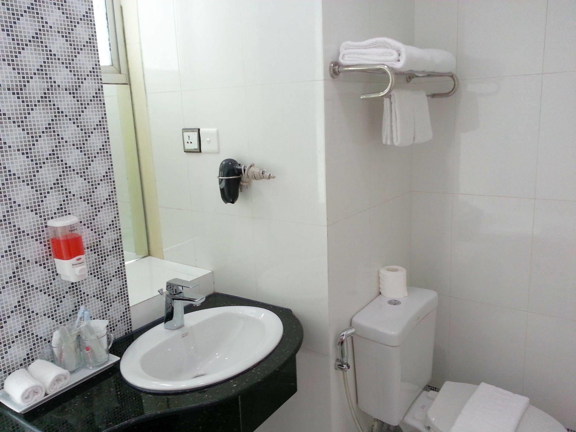 Grand Laurel Hotel Янгон Екстер'єр фото