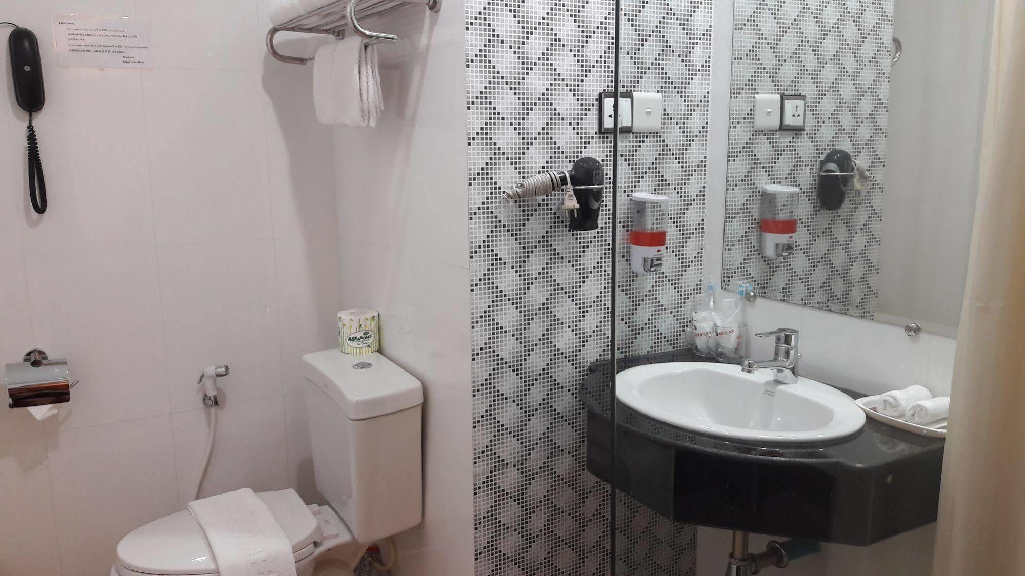 Grand Laurel Hotel Янгон Екстер'єр фото