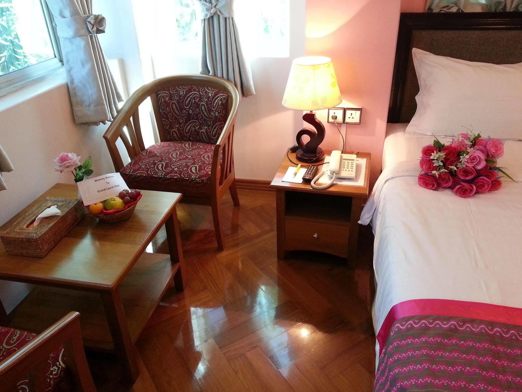Grand Laurel Hotel Янгон Екстер'єр фото