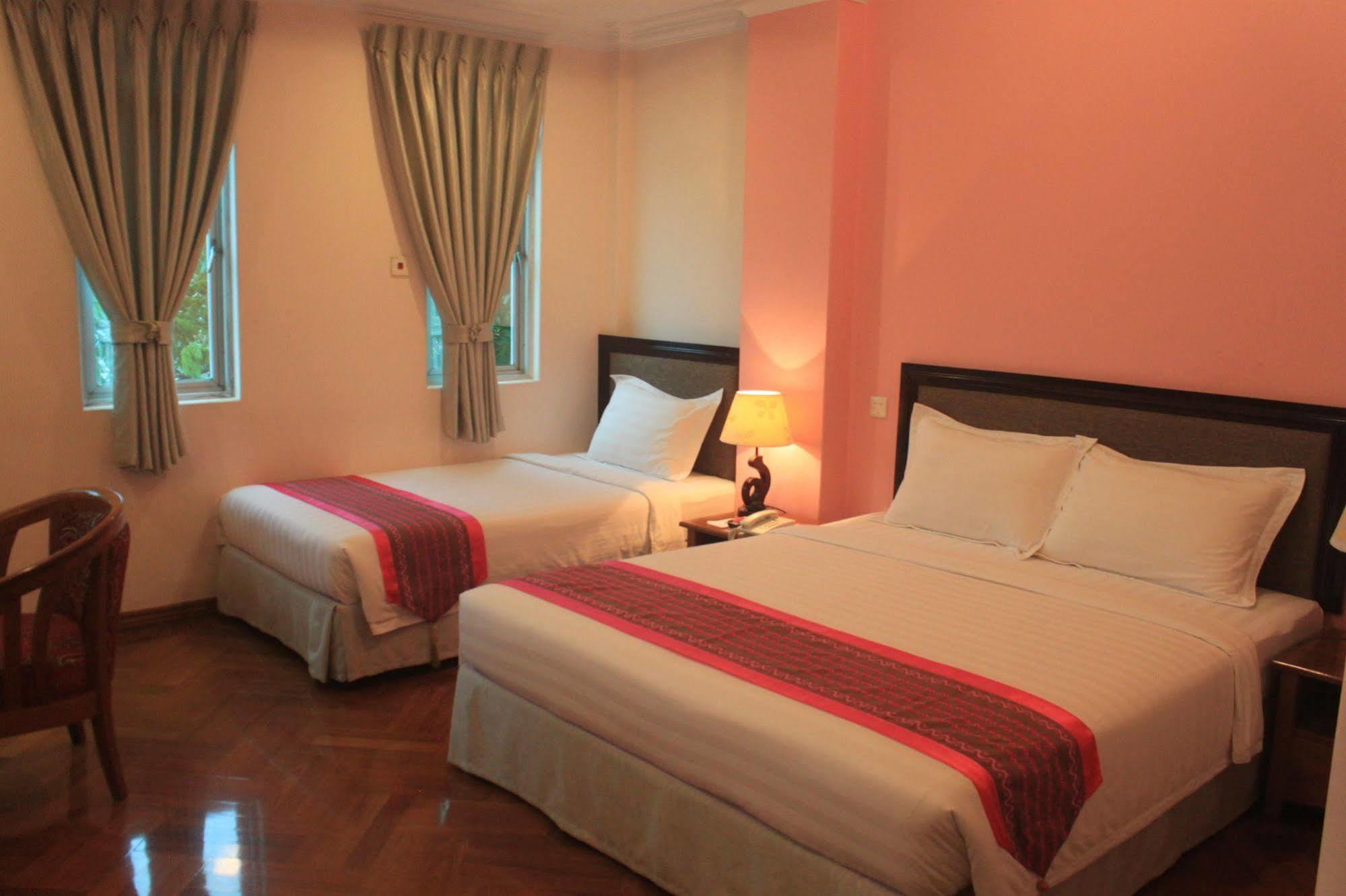 Grand Laurel Hotel Янгон Екстер'єр фото
