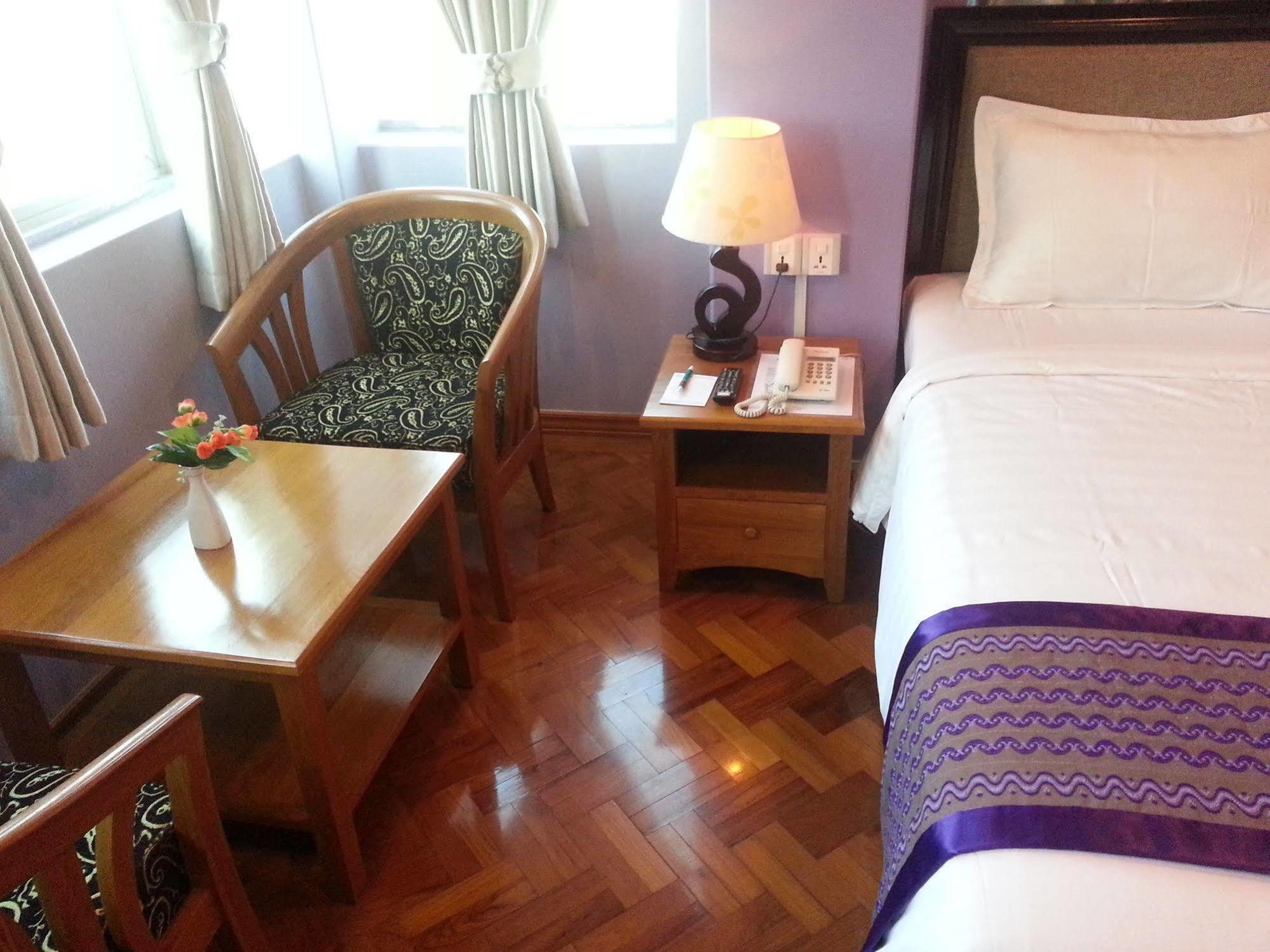 Grand Laurel Hotel Янгон Екстер'єр фото